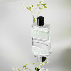 Bon Parfumeur - Les Classiques - 001 Parfümflakon mit hellem Etikett und schwarzem Verschluss auf reflektierender Oberfläche