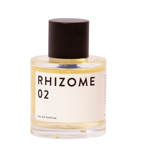 Rhizome - 02 zeigt klaren Flakon mit minimalistischem Etikett und dunkelbraunem Verschluss vor weißem Hintergrund