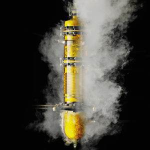 Rundholz Parfums - 03. Apr. 1968 zeigt filigrane gelbe Apparatur umhüllt von mystischem Nebel auf schwarzem Hintergrund