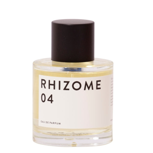 Rhizome - 04 zeigt klaren Flakon mit schlichtem, weißem Etikett und mattschwarzem Verschluss vor weißem Hintergrund
