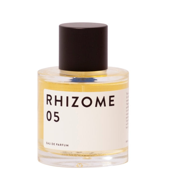 Rhizome - 05 zeigt runden Flakon mit hellem Label und dunklem Verschluss vor weißem Hintergrund