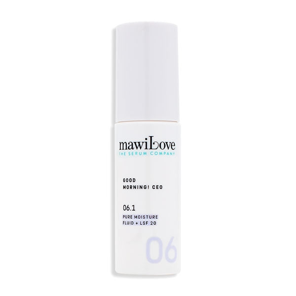 mawiLove - 06.1 - Good Morning! CEO - Pure Moisture Fluid + LSF 20 in weißem Pumpspender vor hellem Hintergrund minimalistisches Design