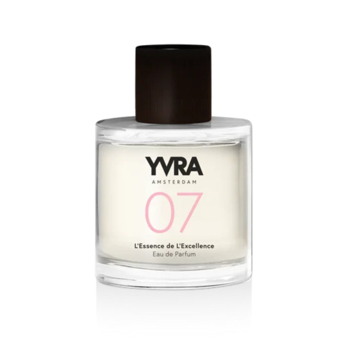 YVRA - YVRA 07 L'Essence de L'Excellence Parfümflakon mit rundem Glas und schlichtem schwarzem Deckel vor weißem Hintergrund