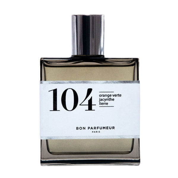 Bon Parfumeur - Les Privés - 104 Parfumflakon mit klarem Glas und schlichtem weißen Etikett vor weißem Hintergrund