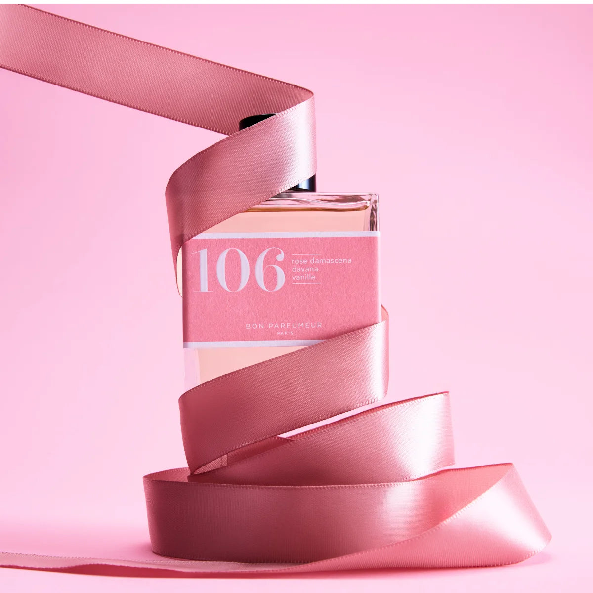 Bon Parfumeur - Les Classiques - 106 Parfümflakon mit rosa Etikett und zartem Satinband auf rosa Grund
