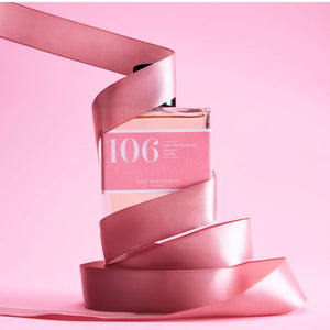 Bon Parfumeur - Les Classiques - 106 Parfümflakon mit rosa Etikett und zartem Satinband auf rosa Grund