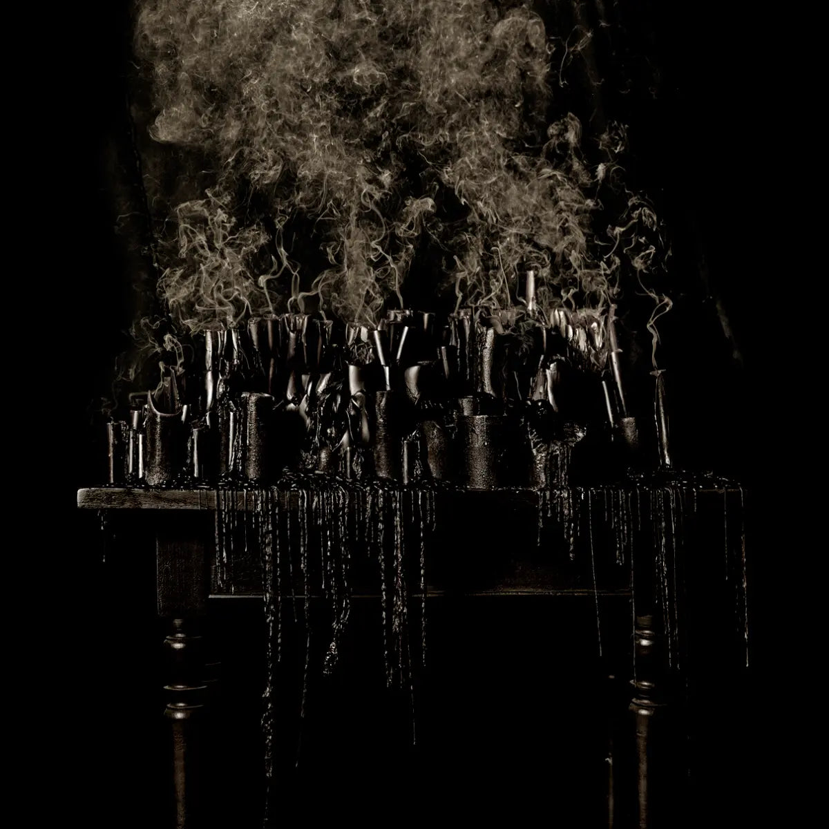 Rundholz Parfums - 12th of Oct. 1492 mit mystischer Kerzeninstallation und aufsteigendem Rauch in dunkler Atmosphäre