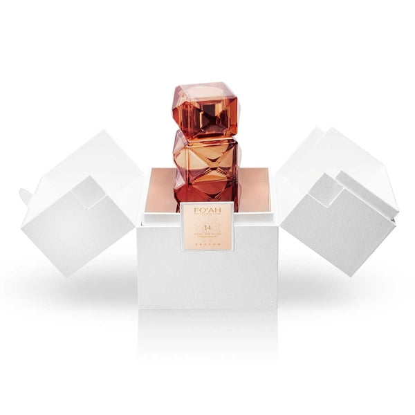 FO'AH - Collection Mémoires d'une Palmeraie - 14 Parfumflakon in facettenreichem bernsteinfarbenem Design offen präsentiert in weißer Verpackung