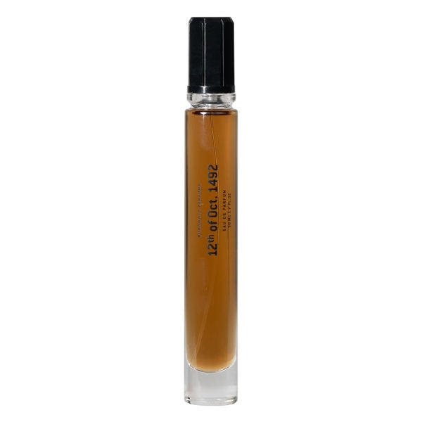 Rundholz Parfums - 12th of Oct. 1492 Flakon mit dunkelbraunem Parfum und schlichtem schwarzem Verschluss in schlanker Form