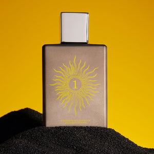 Spiritum - 1 - Solar Soul Parfumflakon mit mattem braunem Design und silbernem Verschluss vor gelbem Hintergrund