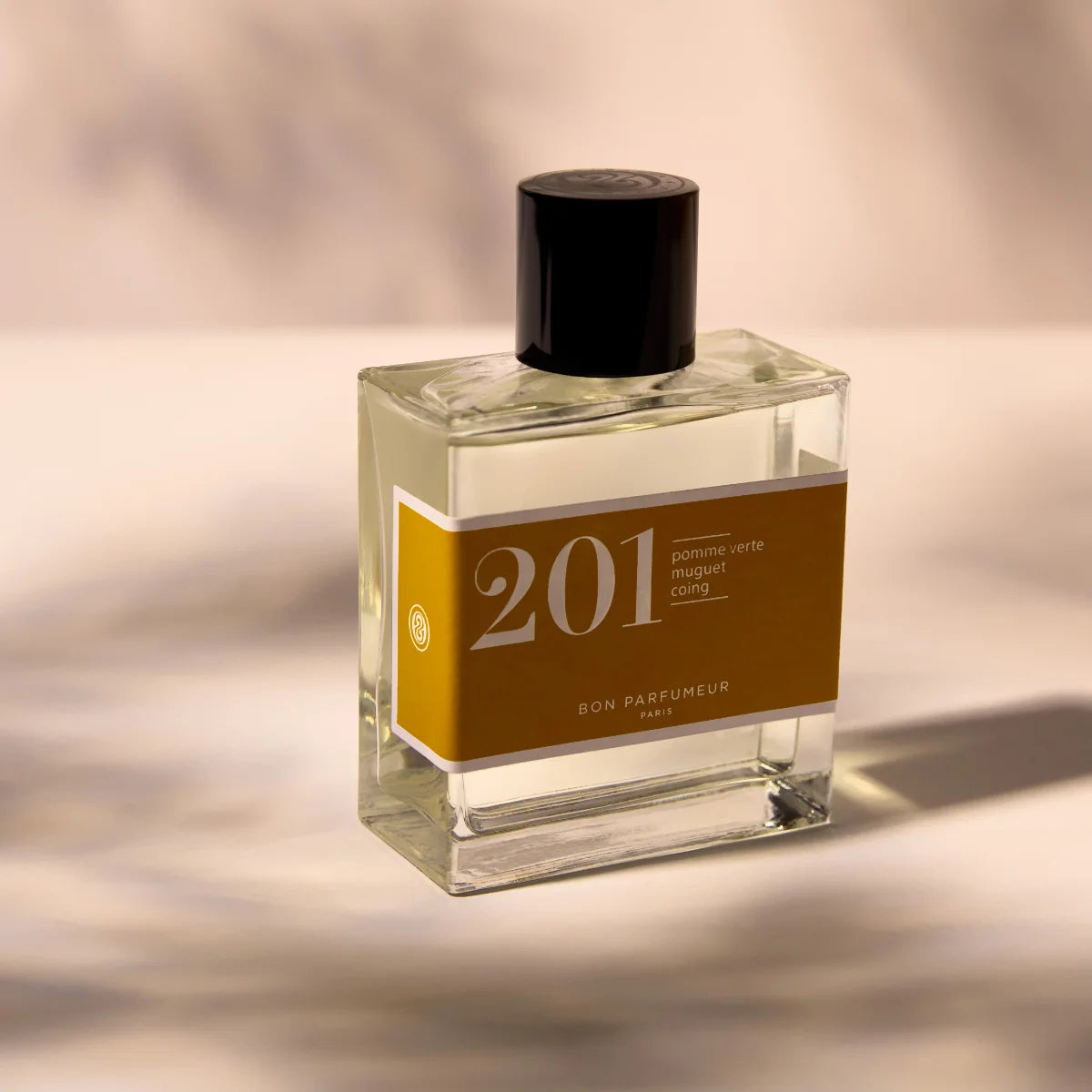 Bon Parfumeur - Les Classiques - 201 Parfümflakon mit senffarbenem Etikett und schwarzem Verschluss vor sanftem Hintergrund