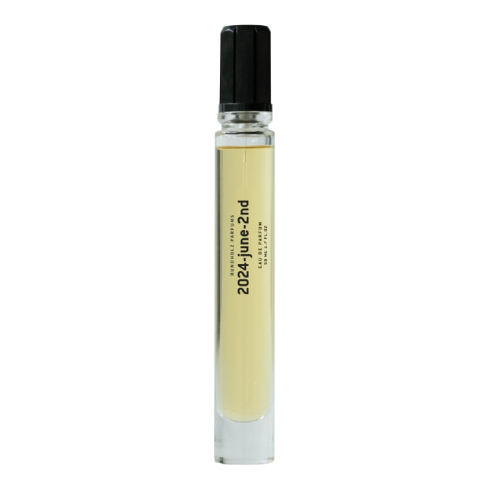 Rundholz Parfums - 2024-june-2nd Glasflakon mit hellgelbem Inhalt und schwarzem Schraubverschluss vor weißem Hintergrund