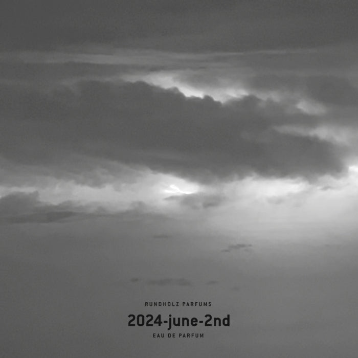 Rundholz Parfums - 2024-june-2nd wolkige Himmelstimmung in Grautönen als atmosphärischer Hintergrund