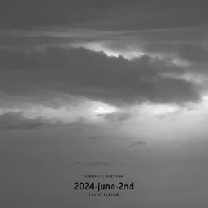 Rundholz Parfums - 2024-june-2nd wolkige Himmelstimmung in Grautönen als atmosphärischer Hintergrund