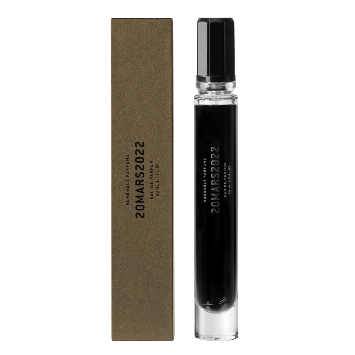Rundholz Parfums - 20MARS2022 schlanker Parfumflakon mit schwarzer Flüssigkeit und schlichter brauner Verpackung vor weißem Hintergrund
