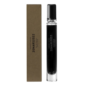 Rundholz Parfums - 20MARS2022 schlanker Parfumflakon mit schwarzer Flüssigkeit und schlichter brauner Verpackung vor weißem Hintergrund