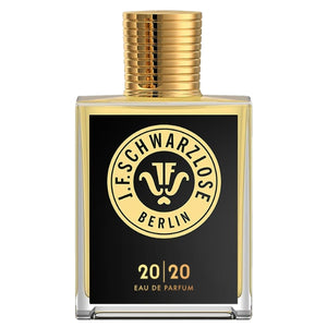 J. F. Schwarzlose Berlin - 20/20 Parfumflakon mit schwarzem Etikett und goldfarbenem Verschluss vor weißem Hintergrund