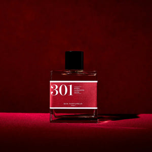 Bon Parfumeur - Les Classiques - 301 Parfumflakon mit rotem Etikett und schwarzem Verschluss vor dunklem rotem Hintergrund
