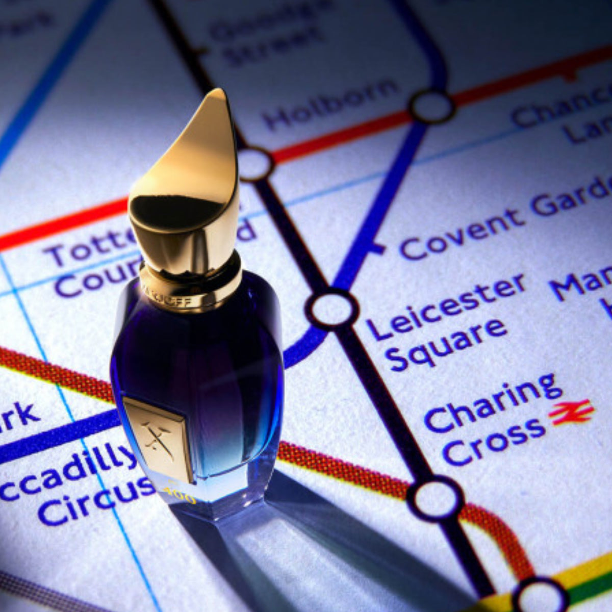 Xerjoff - Join The Club - 400 Parfumflakon in sattem Blau mit markantem goldfarbenem Verschluss auf London-Plan
