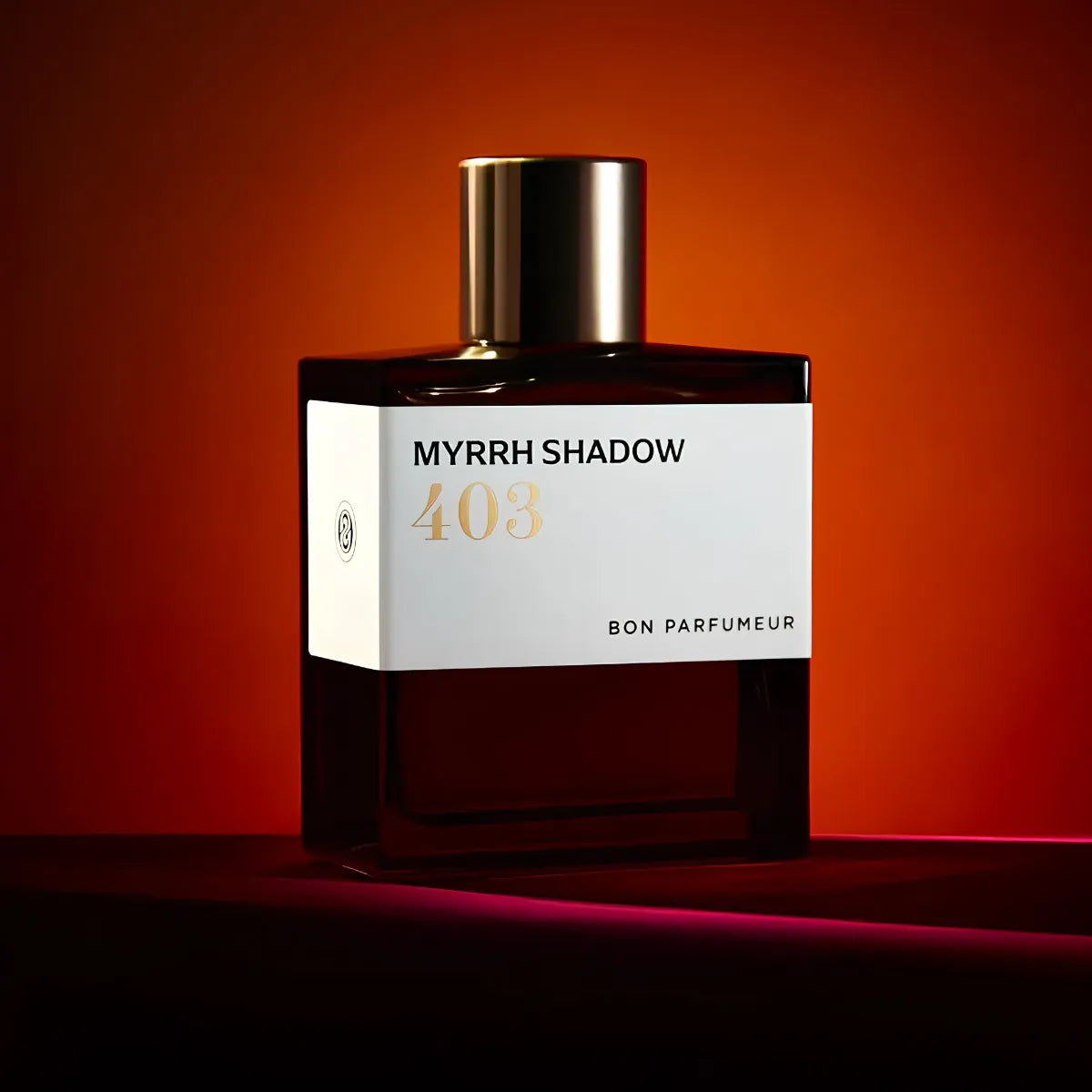 Bon Parfumeur - Les Extraits - 403 Myrrh Shadow Parfumflakon mit dunklem Glas und goldenem Verschluss vor tiefrotem Hintergrund