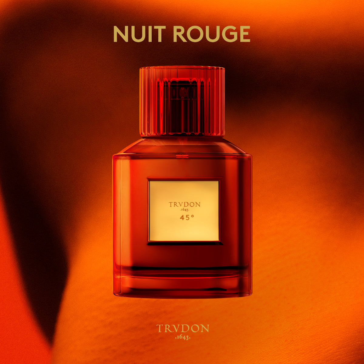 Trudon - Nuit Rouge - 45° Duftflakon in kräftigem Rot mit goldfarbenem Etikett vor orangefarbenem Hintergrund