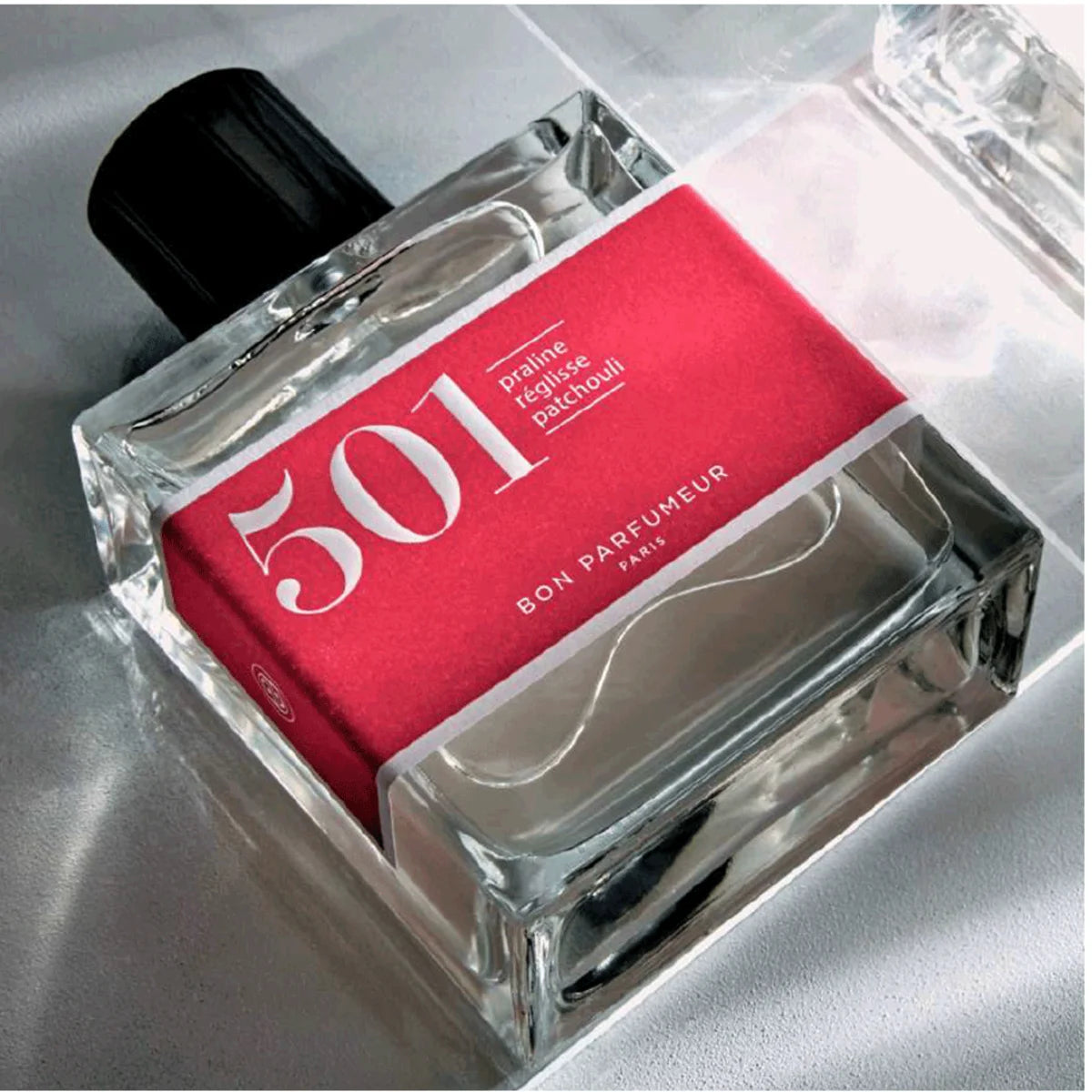 Bon Parfumeur - Les Classiques - 501 Parfumflakon mit klarem Glas und rotem Etikett in Nahaufnahme auf hellem Untergrund