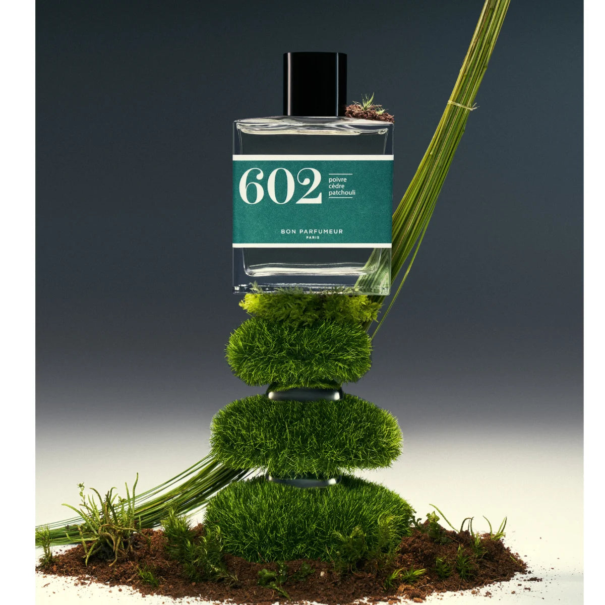 Bon Parfumeur - Les Classiques - 602 Parfümflakon mit grünem Etikett und schwarzem Verschluss auf Moos und Gräsern