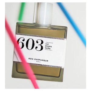 Bon Parfumeur - Les Privés - 603 Parfumflakon mit rechteckigem Glas und schlichtem weißen Etikett vor hellem Hintergrund