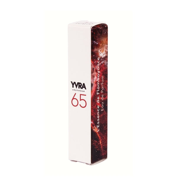 YVRA - YVRA 65 Travel Set Parfumverpackung in Weiß mit rotem Design für L'Essence de Flamboyance vor weißem Hintergrund