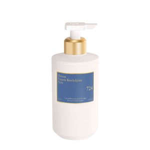Maison Francis Kurkdjian Paris - 724 - Body Lotion mit goldfarbenem Pumpspender und blauem Etikett auf weißem Flakon