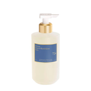 Maison Francis Kurkdjian Paris - 724 - Hand & Body Cleansing Gel mit blauer Etikette und goldfarbenem Pumpspender auf weißem Hintergrund