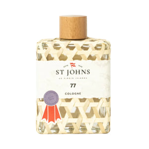St Johns - No. 77 Cologne eleganter Flakon mit Holzdeckel und geometrischem Muster vor hellem Hintergrund