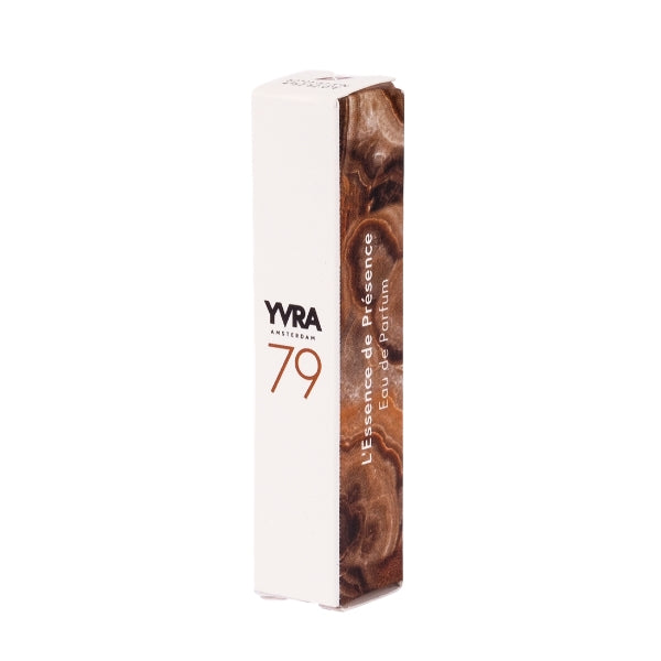YVRA - YVRA 79 L'Essence de Présence Verpackung mit weißem und holzmaseriertem Design auf weißem Hintergrund