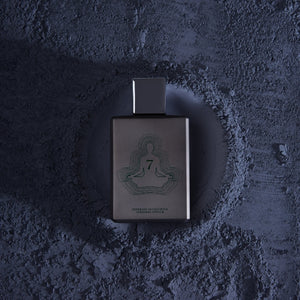 Spiritum - 7 - Spiritual Explorer Parfumflakon in dunklem Design mit meditativem Motiv auf rauem dunklem Untergrund