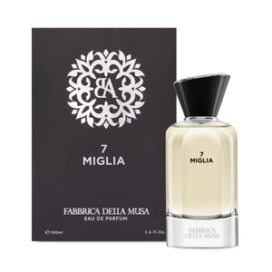 Fabbrica della Musa - 7 Miglia elegant verpackter Parfümflakon mit schwarzem Verschluss vor dunkelgrauer Box
