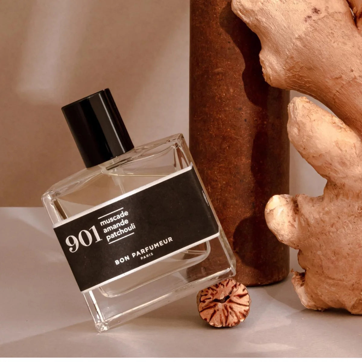 Bon Parfumeur - Les Classiques - 901 Parfumflakon mit klarem Glas und schwarzem Etikett in natürlicher Umgebung