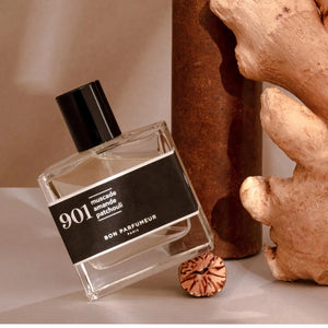 Bon Parfumeur - Les Classiques - 901 Parfumflakon mit klarem Glas und schwarzem Etikett in natürlicher Umgebung