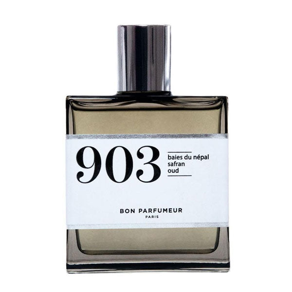 Bon Parfumeur - Les Privés - 903 Parfumflakon mit rauchig-transparentem Glas und schlichtem weißem Etikett vor weißem Hintergrund