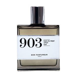 Bon Parfumeur - Les Privés - 903 Parfumflakon mit rauchig-transparentem Glas und schlichtem weißem Etikett vor weißem Hintergrund