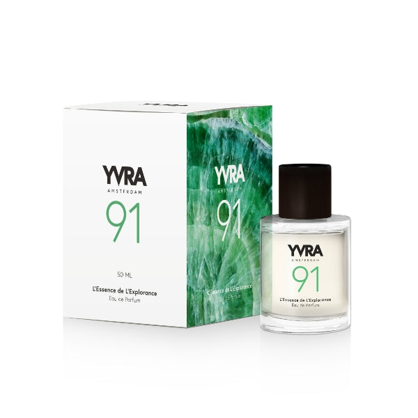 YVRA - YVRA 91 L'Essence de L'Explorance Parfumflakon mit grünem Marmordesign und schwarzem Deckel vor weißem Hintergrund