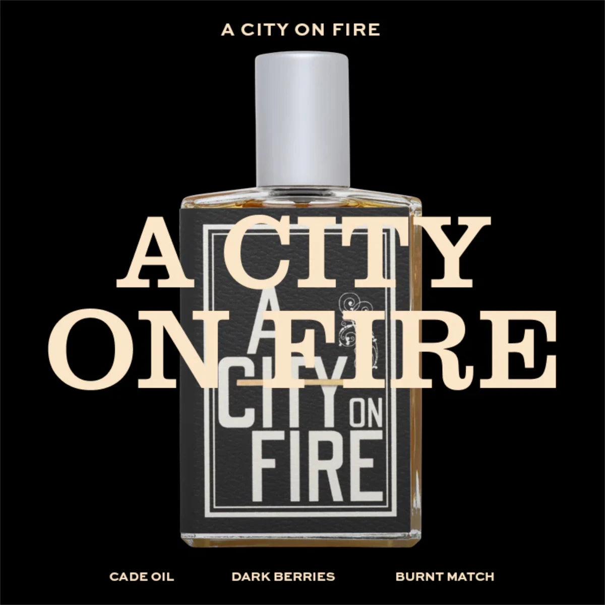 Imaginary Authors - A City on Fire Parfum in klarem Flakon mit schwarz-beigem Etikett vor schwarzem Hintergrund