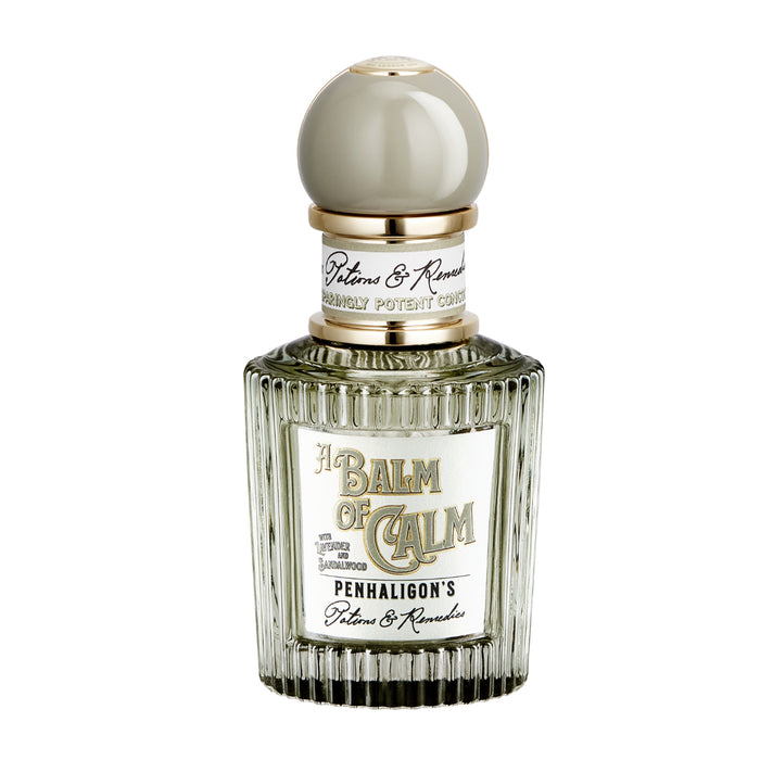Penhaligon's - Potions & Remedies - A Balm of Calm Glasflakon mit gerilltem Design und goldfarbenen Details vor weißem Hintergrund
