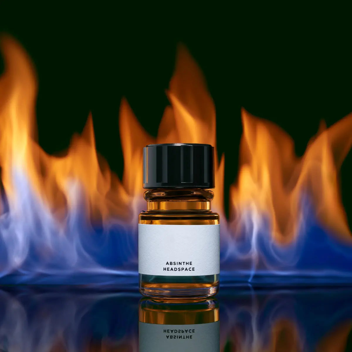 Headspace - Absinthe Parfumflakon mit bernsteinfarbenem Inhalt und schwarzem Verschluss vor Flammenkulisse