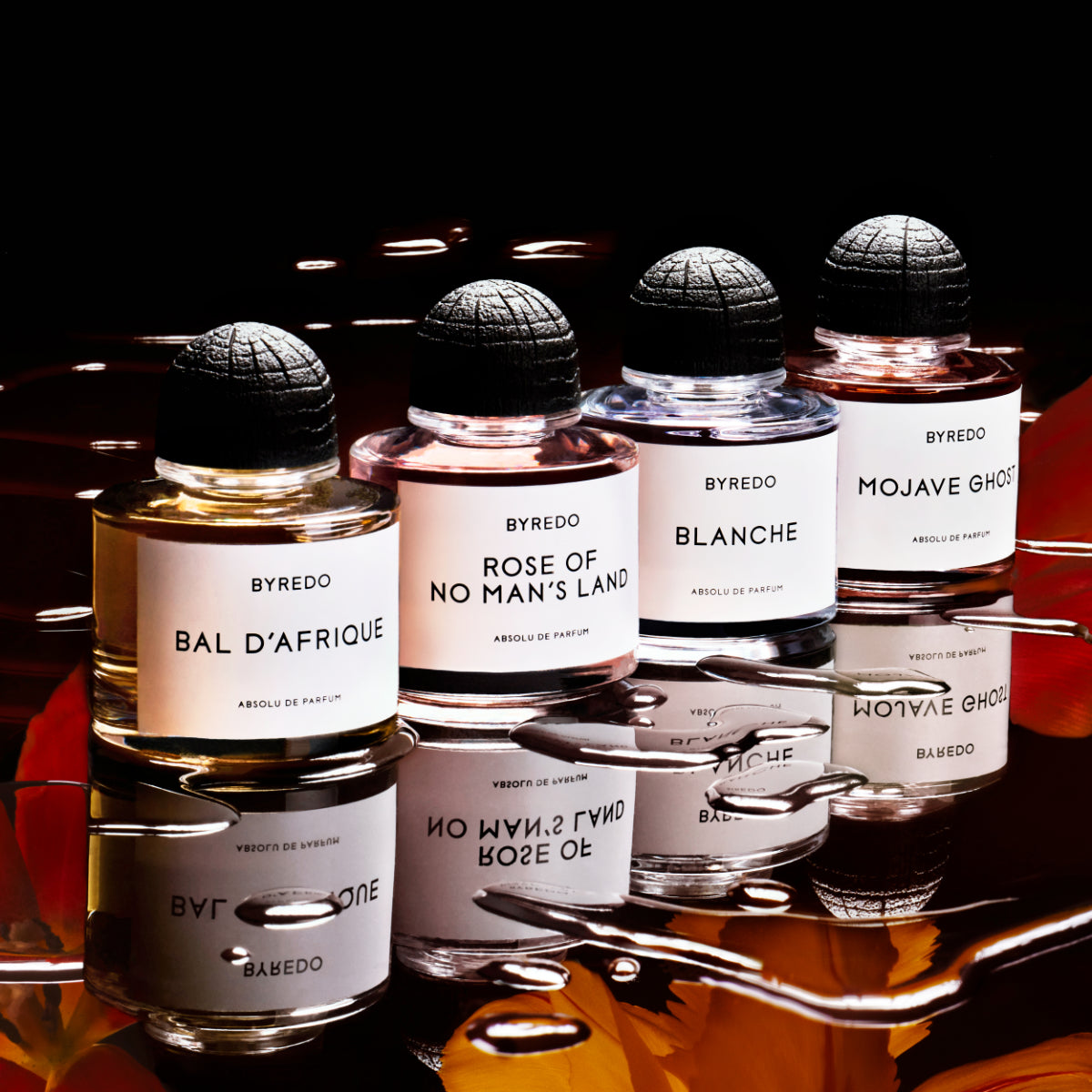 Byredo - Rose of no Man's Land - Absolu de Parfum mit elegantem Flakon und zartrosa Duft vor dunklem Hintergrund