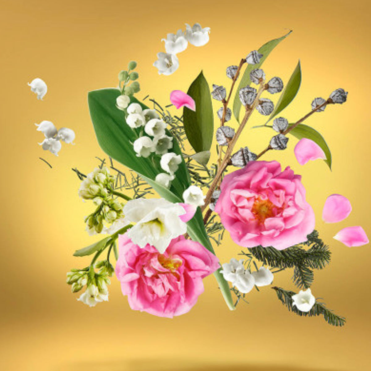 Xerjoff - Vibe - Accento Overdose florale Komposition mit Maiglöckchen, Rosenblüten und grünen Blättern auf gelbem Hintergrund