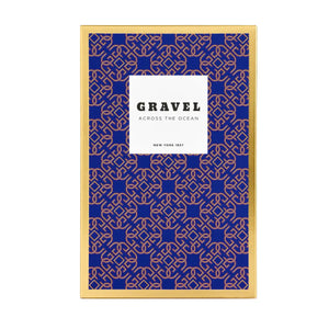Gravel - Across the Ocean Verpackung mit blauem Hintergrund und goldfarbenem, filigranem Muster im eleganten Design