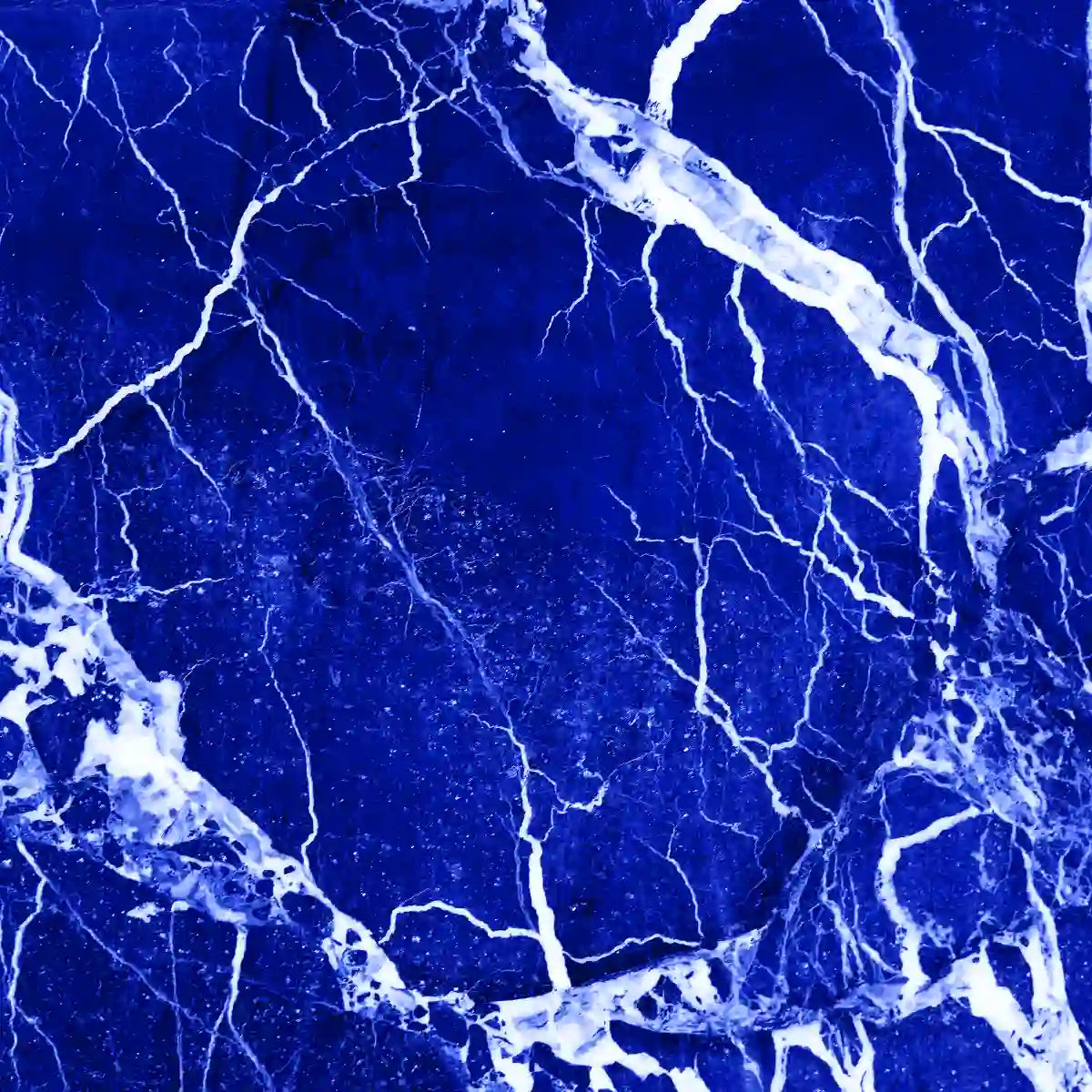Gravel - Across the Ocean abstraktes Muster aus tiefblauem und weißem Marmor mit feinen Adern und Texturen
