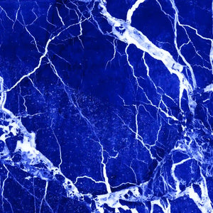 Gravel - Across the Ocean abstraktes Muster aus tiefblauem und weißem Marmor mit feinen Adern und Texturen