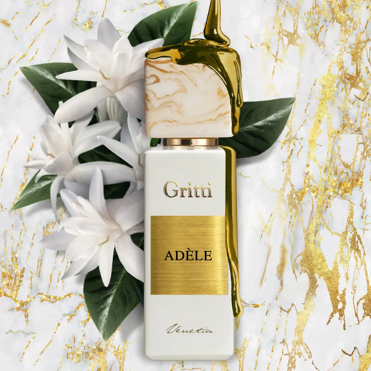 Gritti - White Collection - Adèle Parfumflakon mit goldener Plakette und marmoriertem Verschluss vor Blumen und goldener Marmorierung