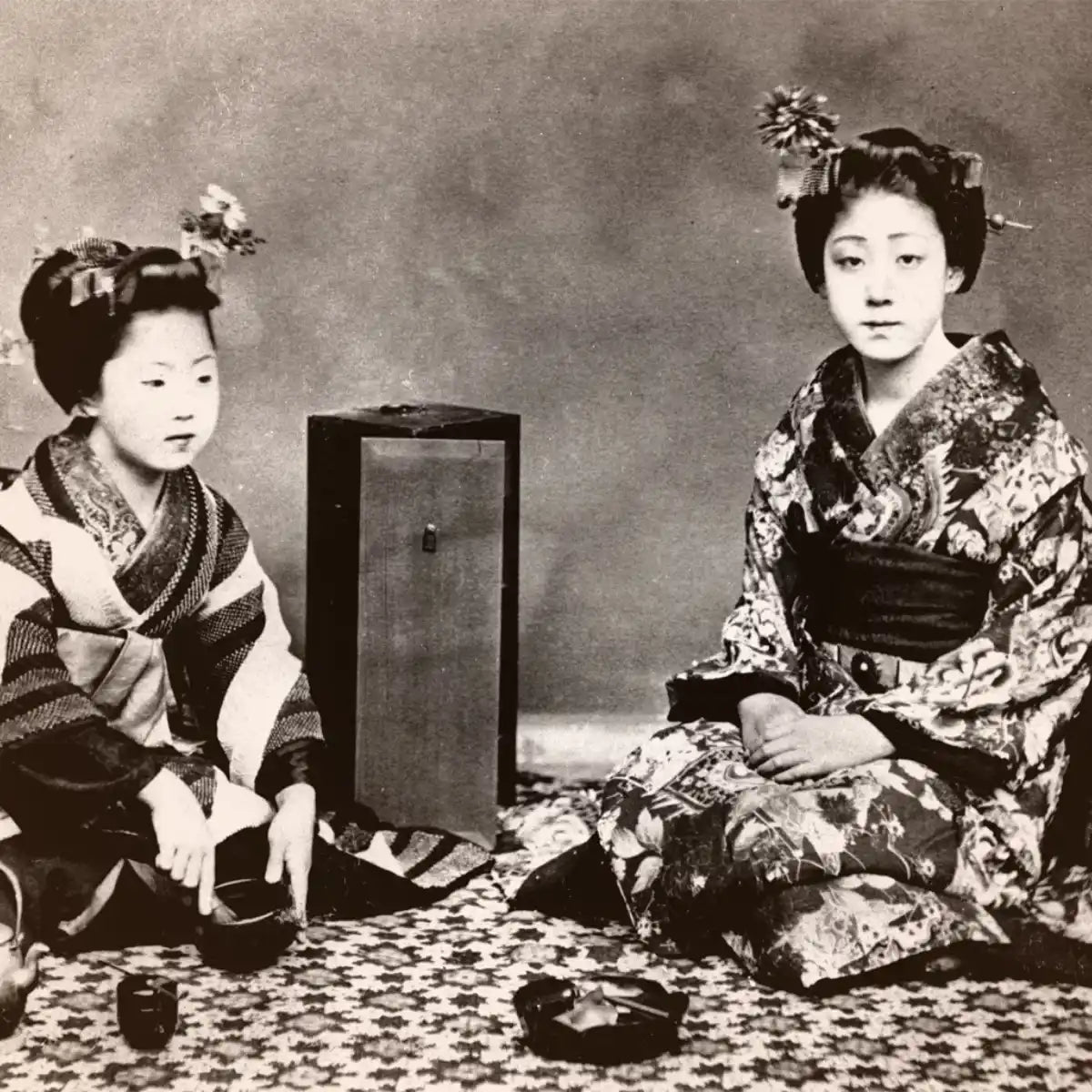 Cherigan - Adhara Oud historische Schwarz-Weiß-Aufnahme japanischer Frauen in traditioneller Kleidung bei Teezeremonie